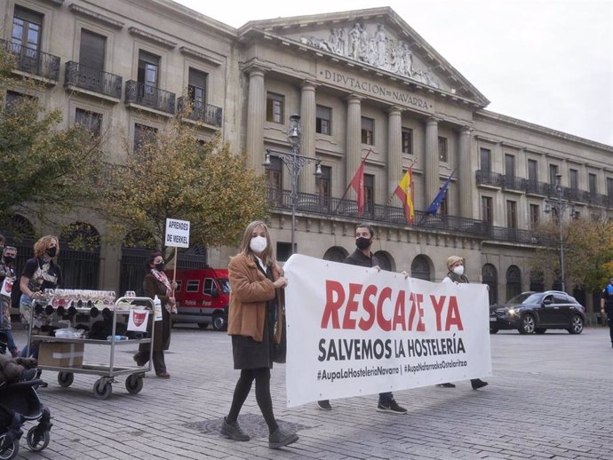 Archivo - La presidena de la Asociación de Hostelería de Navarra, Ana Beriáin, en una manifestación en Pamplona para pedir el "rescate" del sector