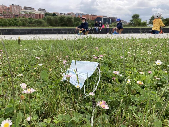 Archivo - Mascarilla en un parque