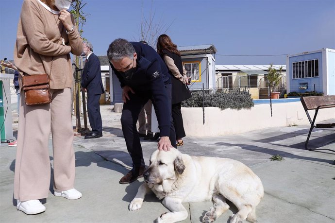 El consejero de la Presidencia, Administración Pública e Interior, Elías Bendodo, visita las instalaciones de la Sociedad Protectora de Animales y Plantas de Málaga