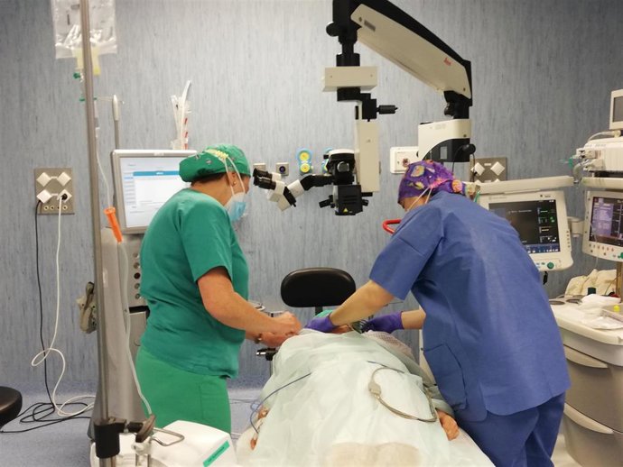 Intervención en un quirófano de Oftalmología del Hospital Infanta Elena de Huelva.