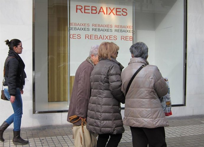 Archivo - Consumidores en época de rebajas