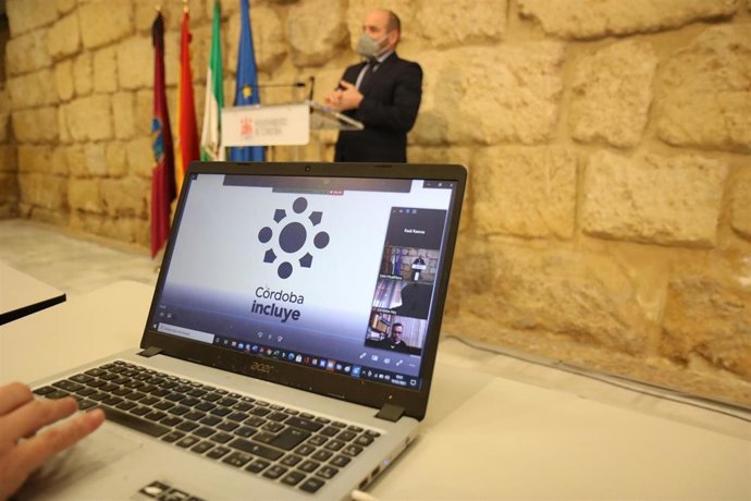 El teniente de alcalde delegado de Inclusión y Accesibilidad del Ayuntamiento de Córdoba, Bernardo Jordano, y la nueva imagen y sello de su Delegación.