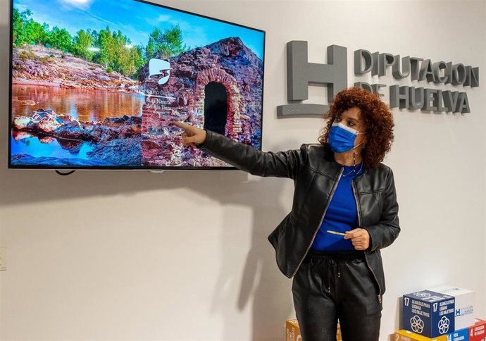 La presidenta de la Diputación de Huelva, María Eugenia Limón, durante la presentación de la nueva imagen diseñada para poner en valor la Ruta Natural del Río Tinto.