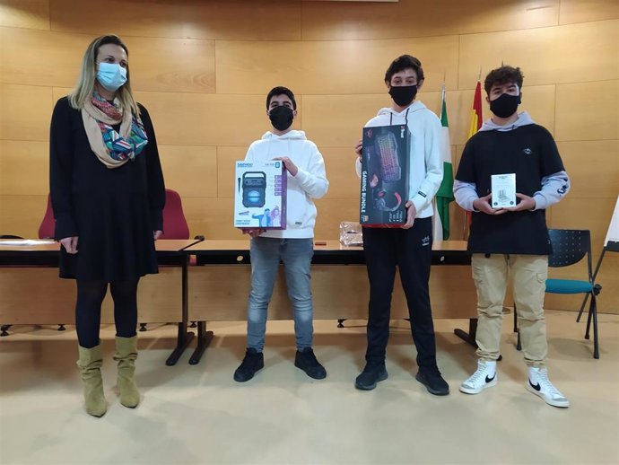 Entregan los premios del 'I Certamen de mini cortos con móvil sobre los derechos de la infancia'. 
