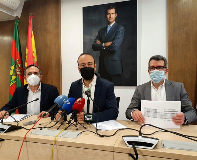 Cruz Viadero, López Estrada y Pérez Noriega en la rueda de prensa de presentación del presupuesto