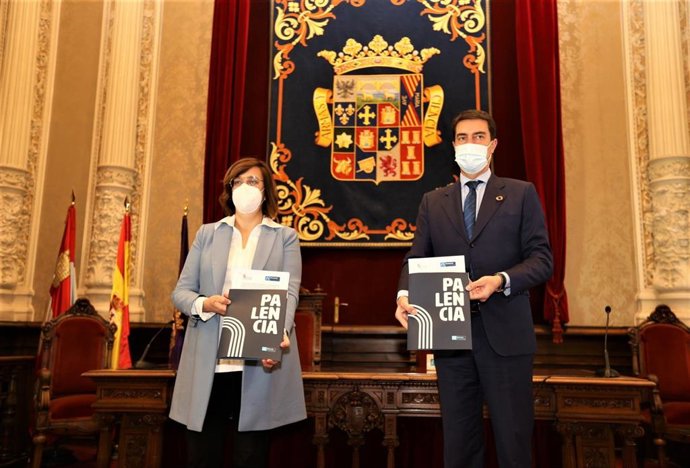 Imagen de la firma del convenio entre Diputación de Palencia y Junta de CyL para impulsar un nuevo plan inversor de 1,4 millones de euros.