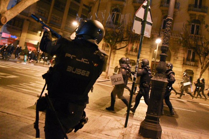 Varios agentes de la Policía Nacional cargan contra los manifestantes durante una manifestación contra el encarcelamiento del rapero y poeta Pablo Hasel, este jueves en Plaza San Agustí, en Valncia