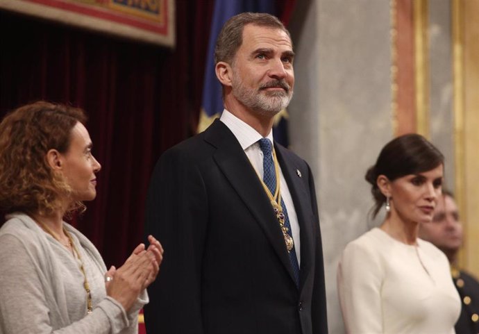 Archivo - (I-D) La presidenta del Congreso, Meritxell Batet; el Rey Felipe VI; y la Reina Letizia, en el Congreso de los Diputados durante la Solemne Sesión de Apertura de la XIV Legislatura, en Madrid (España), a 3 de febrero de 2020.
