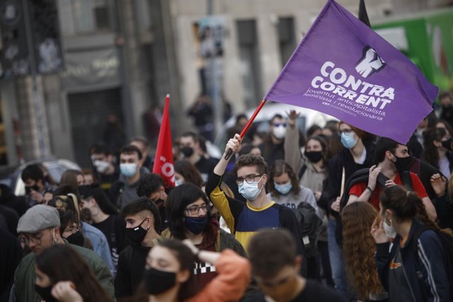 Manifestació estudiantil del SEPC contra l'empresonament del raper Pablo Hasél, a Barcelona