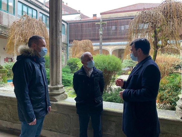 El secretario xeral del PSdeG, Gonzalo Caballero, se reúne con representantes de la agrupación socialista de Noia (A Coruña)