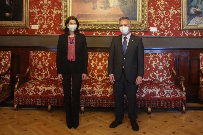 La presidenta del Senado, Pilar Llop, recibe al presidente de Canarias, Ángel Víctor Torres, en los Despachos de Honor, Madrid, (España), a 19 de febrero de 2021. El encuentro se produce con motivo de un acto sobre el Estudio sobre la insularidad y la s