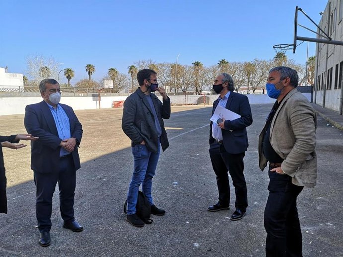 El conseller de Educación y Formación Profesional, Martí March, visita las obras del CEPA Llevant de Manacor.