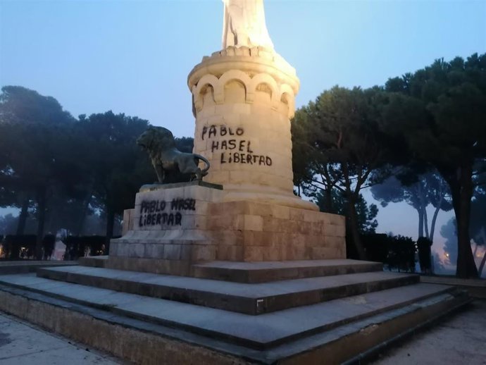 Pintadas a favor de la libertad de Hasél vandalizan el monumento al Batallador