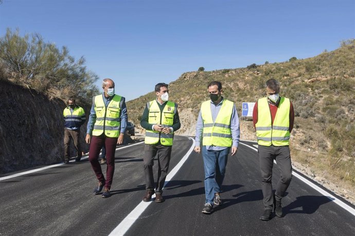 Óscar Liria visita a la carretera de Albanchez
