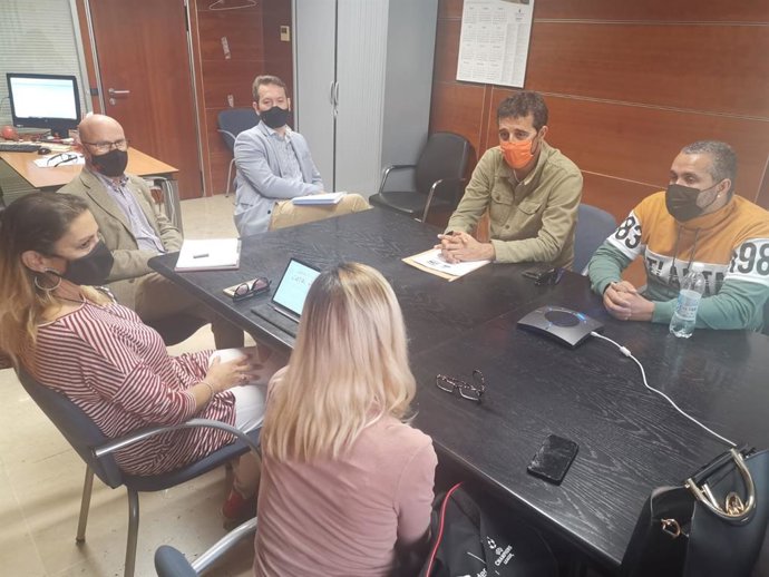 Familias al borde del desahucio se reúnen con el Diputado del Común, Rafael Yanes