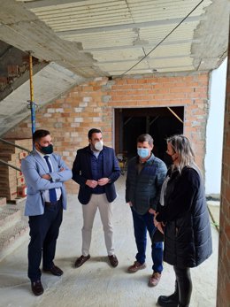 Imagen de este viernes de la visita de los delegados de la Junta a Algar (Cádiz), donde se construye un centro de día con cargo al PFEA.