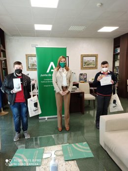 Gutiérrez, junto a los alumnos galardonados.