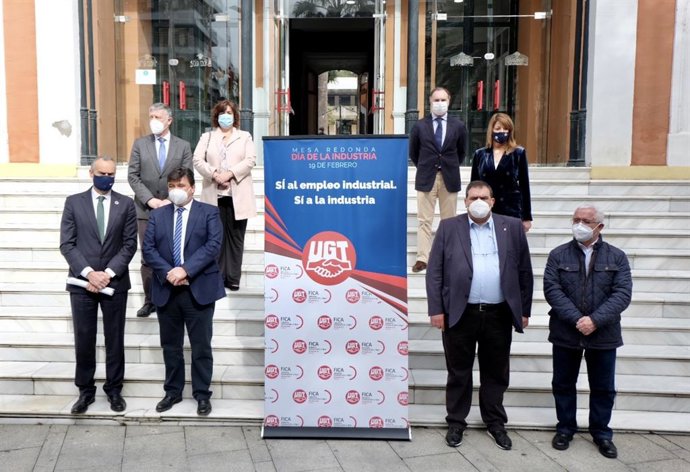 El alcalde de Huelva, Gabriel Cruz, participa, junto a otras autoridades, en el Día de la Industria. 