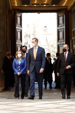 La vicepresidenta tercera y ministra de Asuntos Económicos y Transformación Digital, Nadia Calviño (i), el rey Felipe VI, y el presidente de Aragón, Javier Lambán, a su llegada a la V Cumbre Empresarial por la Competitividad de Aragón, en el Edificio Pi