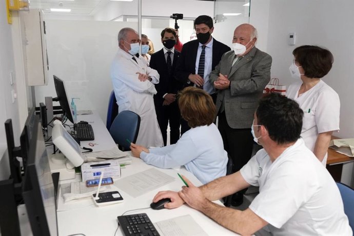 Marín y Aguirre (centro) durante su visita al Hospital de Cabra (Córdoba).