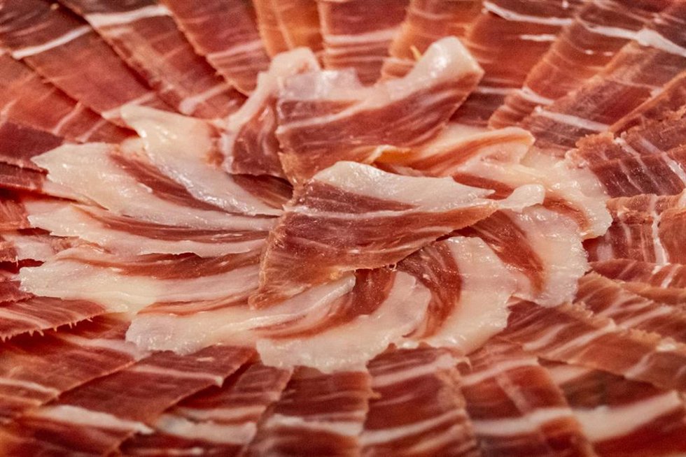 Archivo - Un plato de jamón ibérico de la empresa Jierrito Alto en Jerez de los Caballeros/ Badajóz /Extremadura (España).