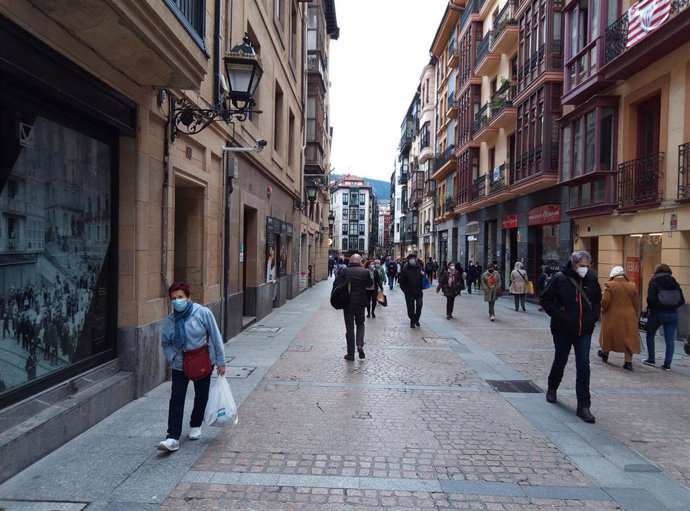 Gente circulando por el Casco Viejo de Bilbao