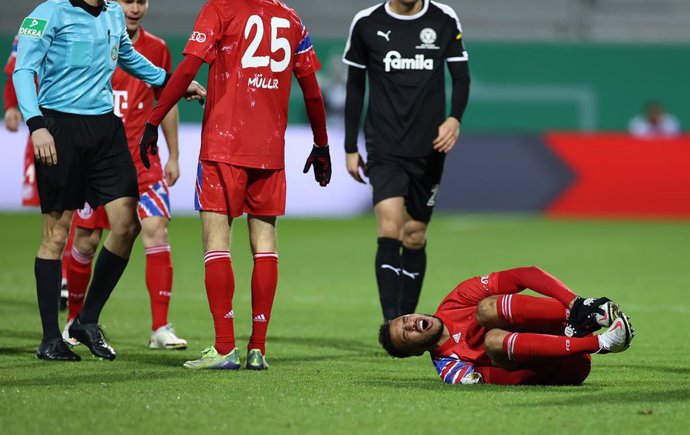 Archivo - Corentin Tolisso cae lesionado con el Bayern