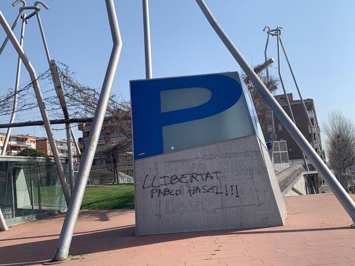 Pintada en Lleida contra el encarcelamiento de Pablo Hasel