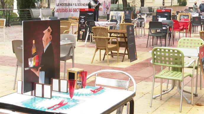 Hosteleros de Xtiva (Valencia) instalan una terraza vacía en señal de protesta por el cierre de su sector