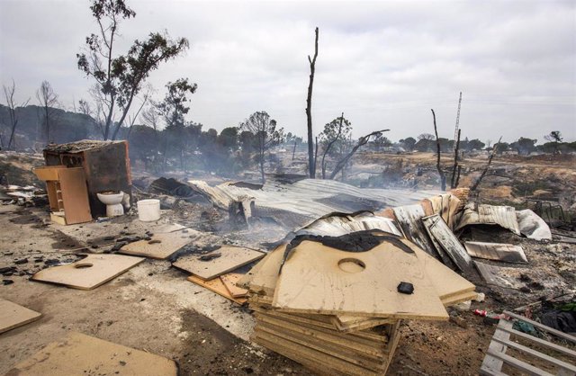 Incendio en un asentamiento chabolista en Palos de la Frontera (Huelva).