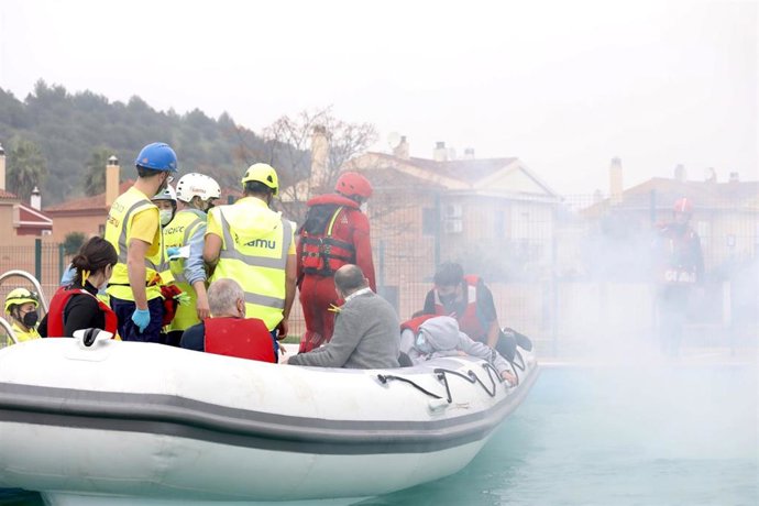 Simulacro de la llegada de una patera en la Escuela de Emergencias de Gelves