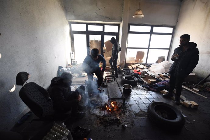 Archivo - Un grupo de refugiados se calienta en torno al fuego en un edificio abandonado en Bihac (Bosnia y Herzegovina) en una imagen de archivo.