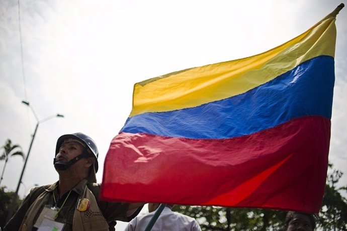 Archivo - Un soldado con una bandera de Colombia. 