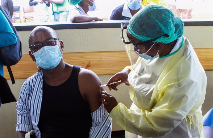 Zimbabue ha comenzado la vacunación contra el coronavirus con los trabajadores sanitarios como grupo prioritario.