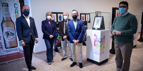 1. Rafael Ríos reúne 32 diseños históricos de agrupaciones del Carnaval de Málaga en la exposición 'Fantasías en Papel'