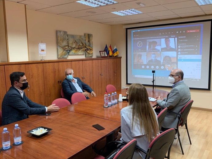El secretario de CC en Gran Canaria y diputado regional, Pablo Rodríguez, reunido con integrantes de la FET