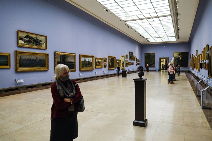 Una mujer contempla un cuadro en una galería de arte en Cracovia(Polonia)
