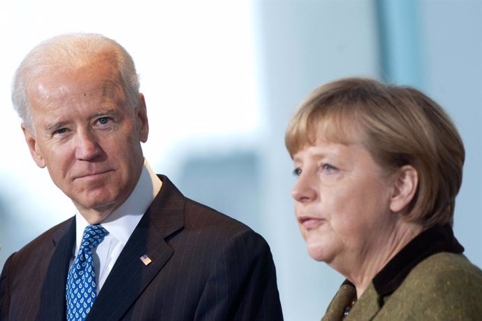 Archivo - FILED - 01 February 2013, Berlin: Chancellor Angela Merkel (R) receives the then US Vice President Joe Biden in the Chancellor's Office. USPresident Joe Biden alongside German Chancellor Angela Merkel will participate in a G7 video conference