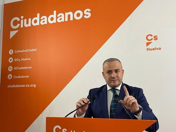Julio Díaz, en rueda de prensa en Huelva.