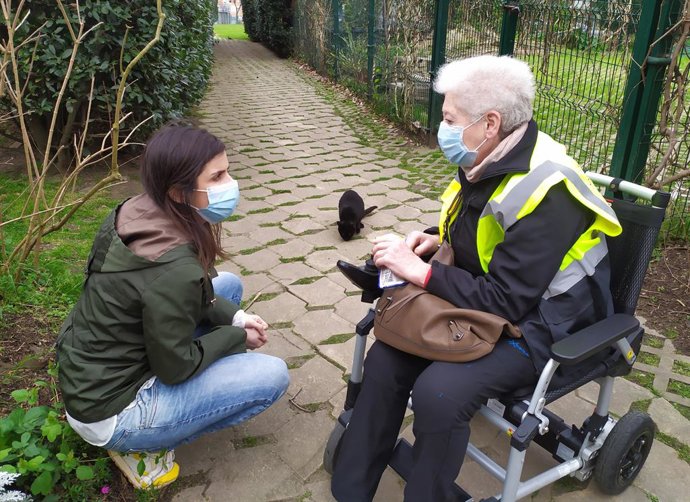 La concejal de Barakaldo Alba Delgado junto a una voluntaria de Lagunak en el jardín botánico.