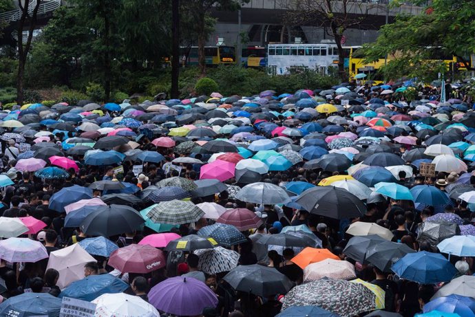 Archivo - 17 August 2019, China, Hong Kong: People march with umbrellas during a protest against a legislation that put citizens at risk of extradition to China. Photo: Aidan Marzo/SOPA Images via ZUMA Wire/dpa
