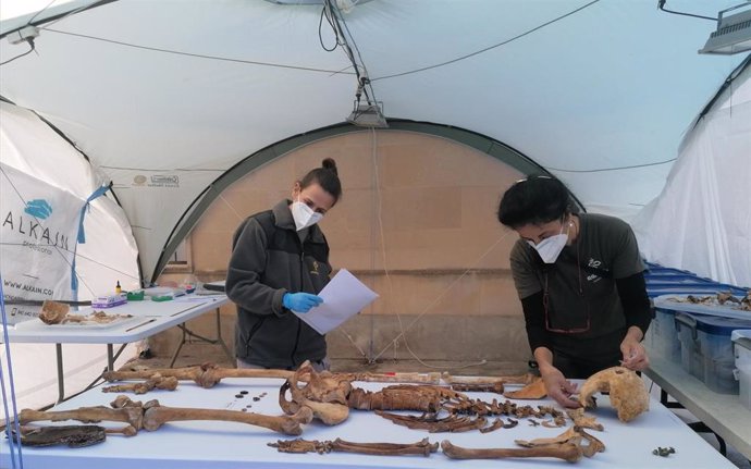 El equipo técnico de Aranzadi analiza los restos de las víctimas localizadas en Porreres.