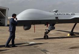 Pedro Sánchez contempla uno de los drones del Ejército del Aire en la Base Aérea de Talavera la Real (Badajoz).