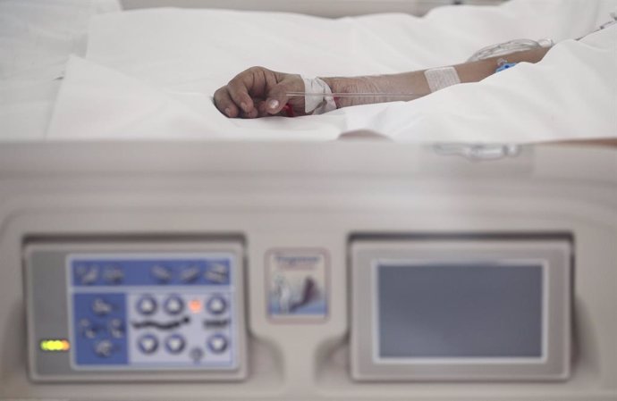 Mano de un enfermo con vía subcutánea en una cama de la UCI del Hospital de Emergencias Isabel Zendal, Madrid (España), a 20 de enero de 2021.
