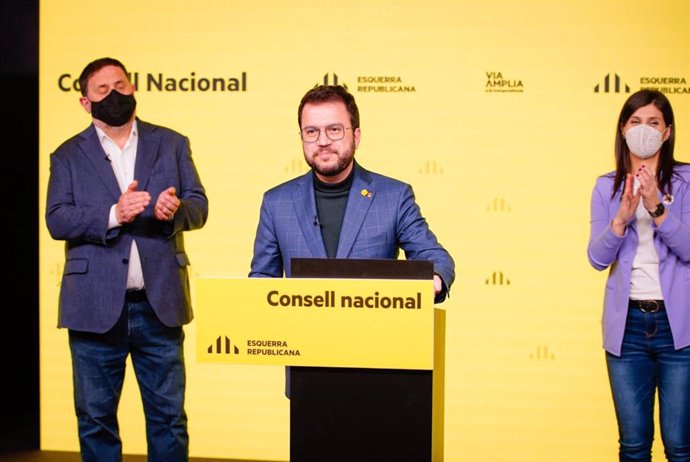 El candidato de ERC a la Presidencia de la Generalitat, Pere Aragons, acompañado del líder del partido, Oriol Junqueras, y la secretaria general adjunta y portavoz, Marta Vilalta.