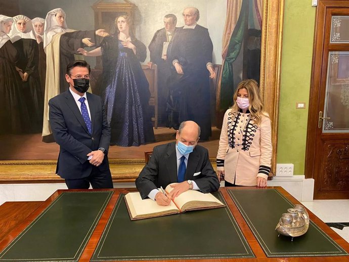 El embajador de Italia en España, Riccardo Guariglia, firma el Libro de Honor del Ayuntamiento de Granada, en presencia del alcalde, Luis Salvador, y la edil de Patrimonio, Eva Martín