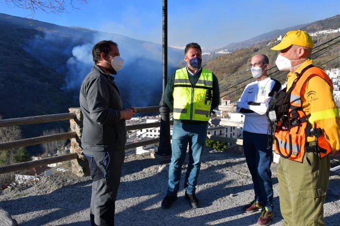 El delegado territorial de Desarrollo Sostenible de la Junta en Granada, Manuel García, en el Puesto de Mando Avanzado del incendio de Pampaneira