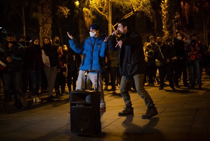 Actuació musical a l'inici de la concentració en suport al raper Pablo Hasel el divendres 19 de febrer a la plaa Universitat de Barcelona.