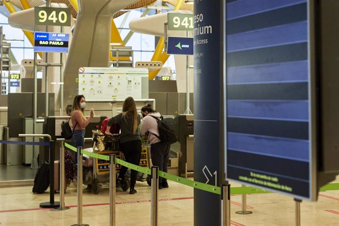Varias personas facaturan su equipaje en la terminal T4 del Aeropuerto Adolfo Suárez Madrid-Barajas el mismo día en que se restringen los vuelos procedentes de Brasil y Sudáfrica, en Madrid, (España), a 3 de febrero de 2021. Esta restricción, impuesta p