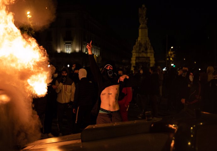 Un joven violento en una barricada tras la manifestación contra el encarcelamiento del rapero y poeta Pablo Hasel, en Barcelona, Catalunya (España), a 19 de febrero de 2021.